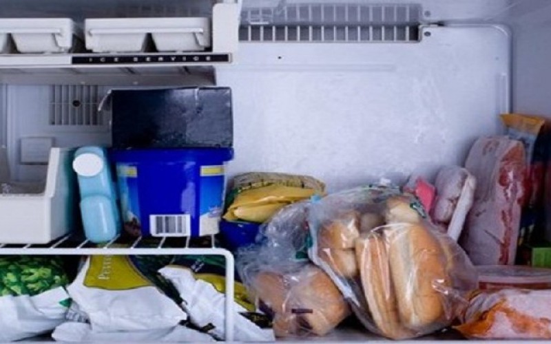 Πολύ έξυπνο! – Εσύ το ήξερες γιατί ΠΡΕΠΕΙ να βάζουμε κέρμα στην κατάψυξη;